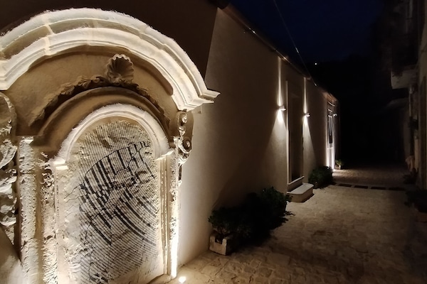 Konaklama yerinin ön cephesi - akşam/gece