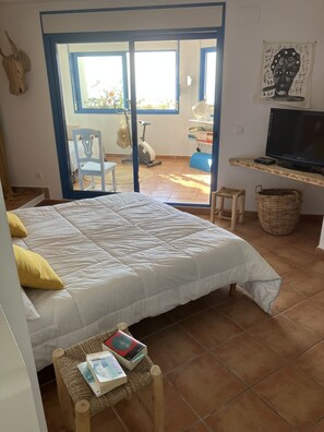 2 habitaciones, escritorio, tabla de planchar con plancha y wifi gratis 