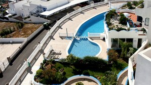 A resort with a large pool, white buildings, and a view of the sea. - Quiet sea view on the hill of Peñiscola (Peniscola)