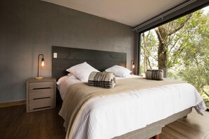 Espacio para trabajar con laptop y cortinas blackout