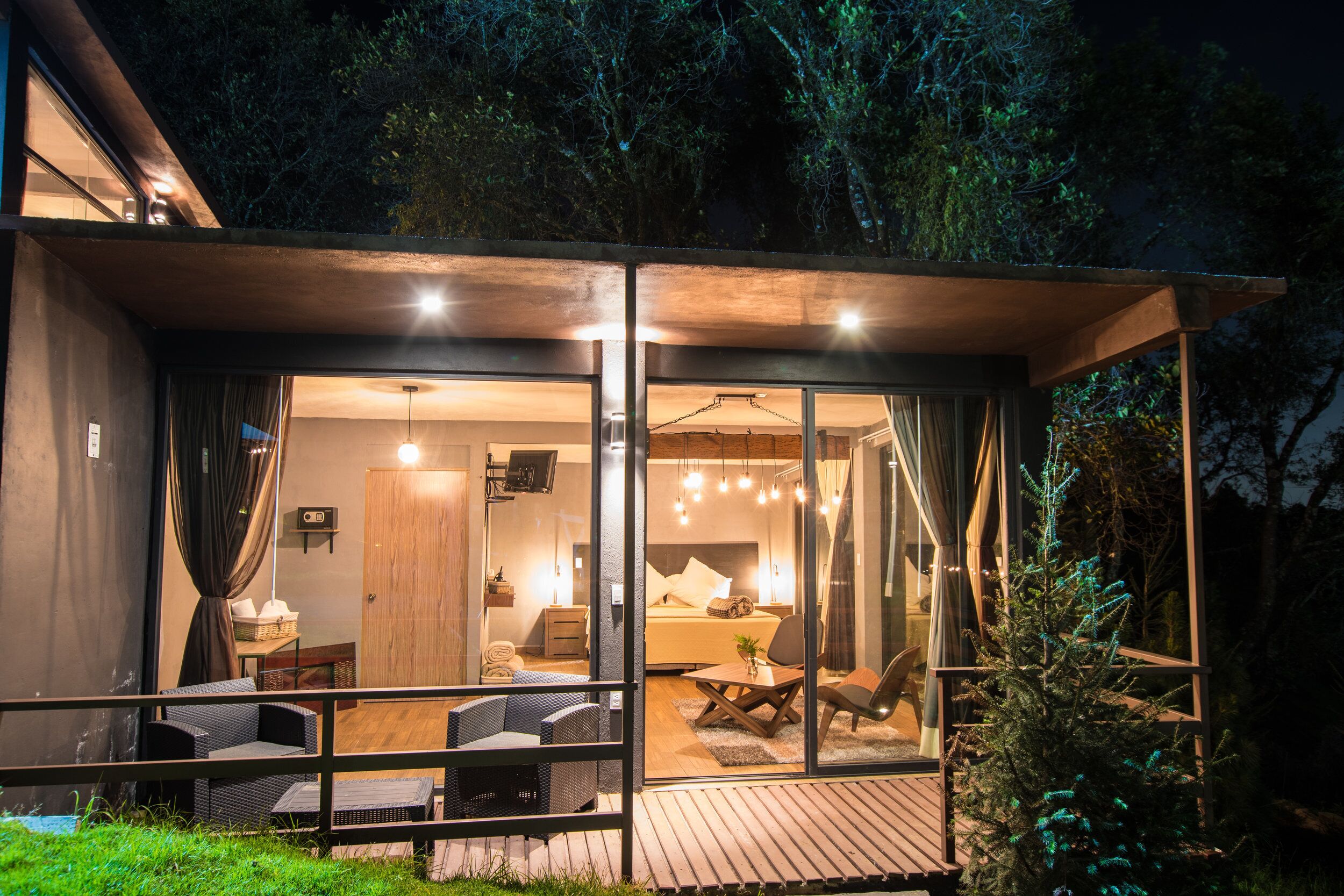 Habitación superior | Espacio para trabajar con laptop y cortinas blackout 