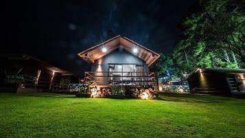 Habitación estándar | Espacio para trabajar con laptop y cortinas blackout