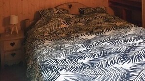 Room - At the foot of the ski slopes comfortable apartment with terrace and stove  (Eyne)