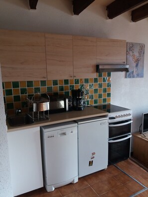 Private kitchen - At the foot of the ski slopes comfortable apartment with terrace and stove  (Eyne)