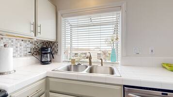 KĂŒhlschrank, Mikrowelle, Ofen, Herdplatte