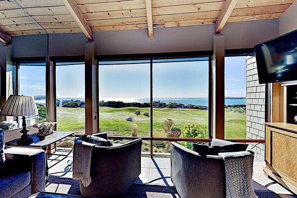 Televisión y chimenea 