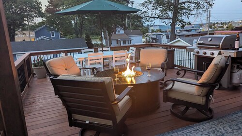 Gorgeous, stylish Muskegon Home - in wonderful Lakeside District!
