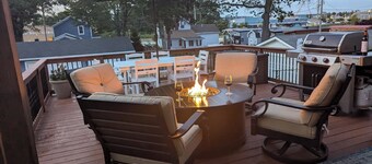 Gorgeous, stylish Muskegon Home - in wonderful Lakeside District!