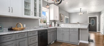 Gorgeous, stylish Muskegon Home - in wonderful Lakeside District!