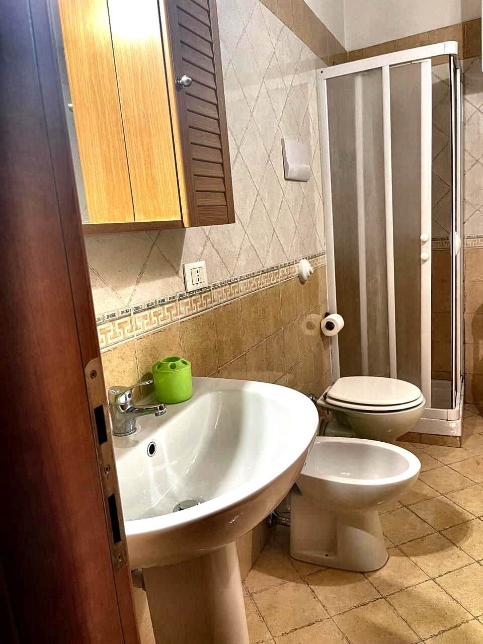 Ein Badezimmer mit Waschbecken, Toilette und Dusche.