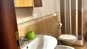 Ein Badezimmer mit Waschbecken, Toilette und Dusche.