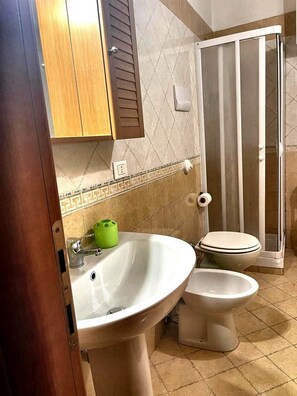 Ein Badezimmer mit Waschbecken, Toilette und Dusche.