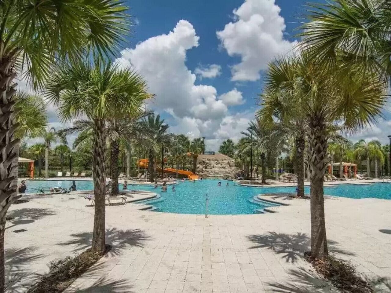 Lämmitetty uima-allas