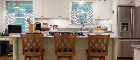 Kylskåp, mikrovågsugn, spishäll och diskmaskin