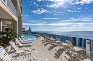 Alberca al aire libre y alberca climatizada