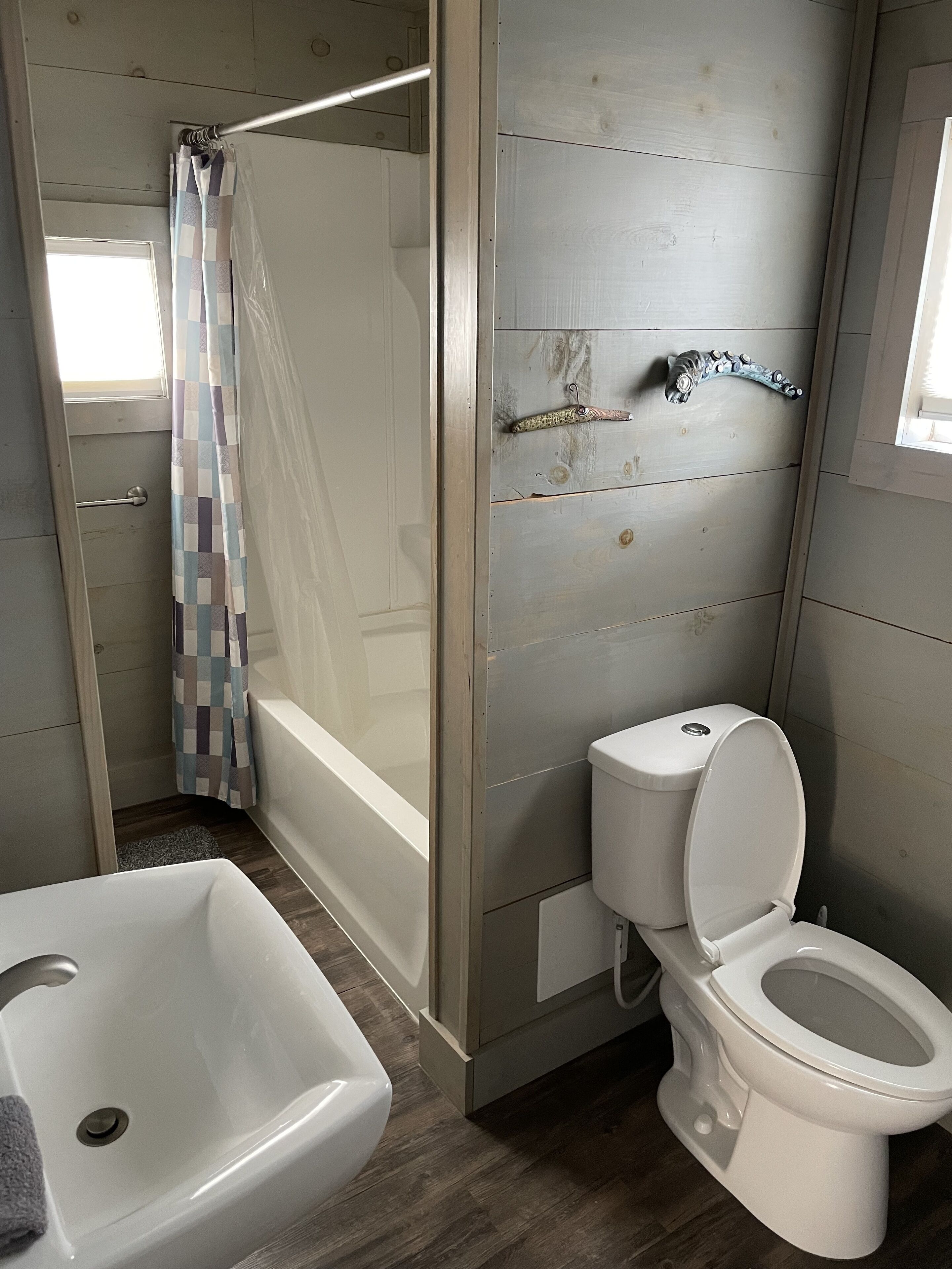 Combined shower/tub, towels, soap, toilet paper