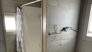Une salle de bain équipée d’une baignoire, de toilettes et d’un espace douche.