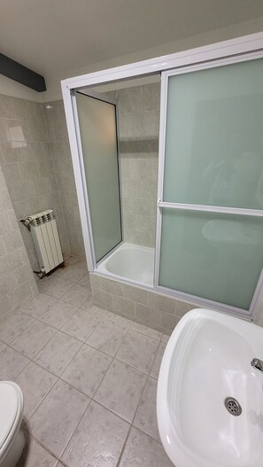 Bañera con ducha, bidet