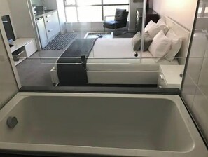 1 bedroom, desk, free WiFi, bed sheets - Modern and luxurious Studio 213- Sandton Skye (Sandton)