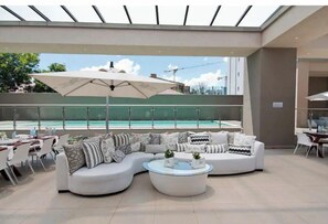 Pool - Modern and luxurious Studio 213- Sandton Skye (Sandton)