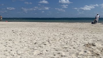 Una playa cerca, toallas de playa