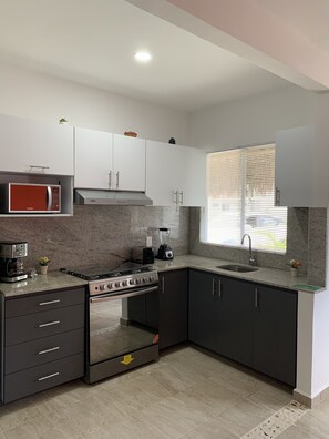 Refrigerador, microondas, horno y parrilla de estufa