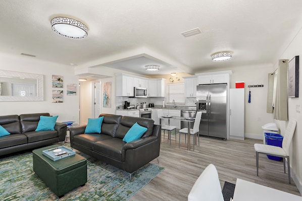 Smart TV - Awesome & quiet! 6 minute walk to beach! (Treasure Island)