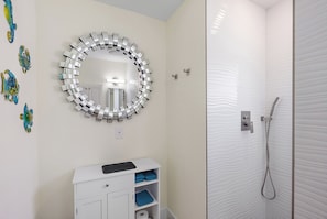 Een douche, een haardroger, handdoeken, zeep