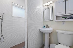 Regadera, secadora de cabello, toallas, jabón 