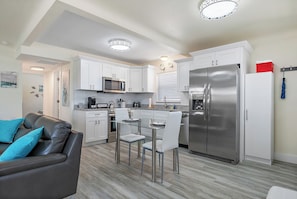 Interior - Awesome & quiet! 6 minute walk to beach! (Treasure Island)