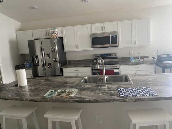 Refrigerador, microondas, horno y parrilla de estufa 