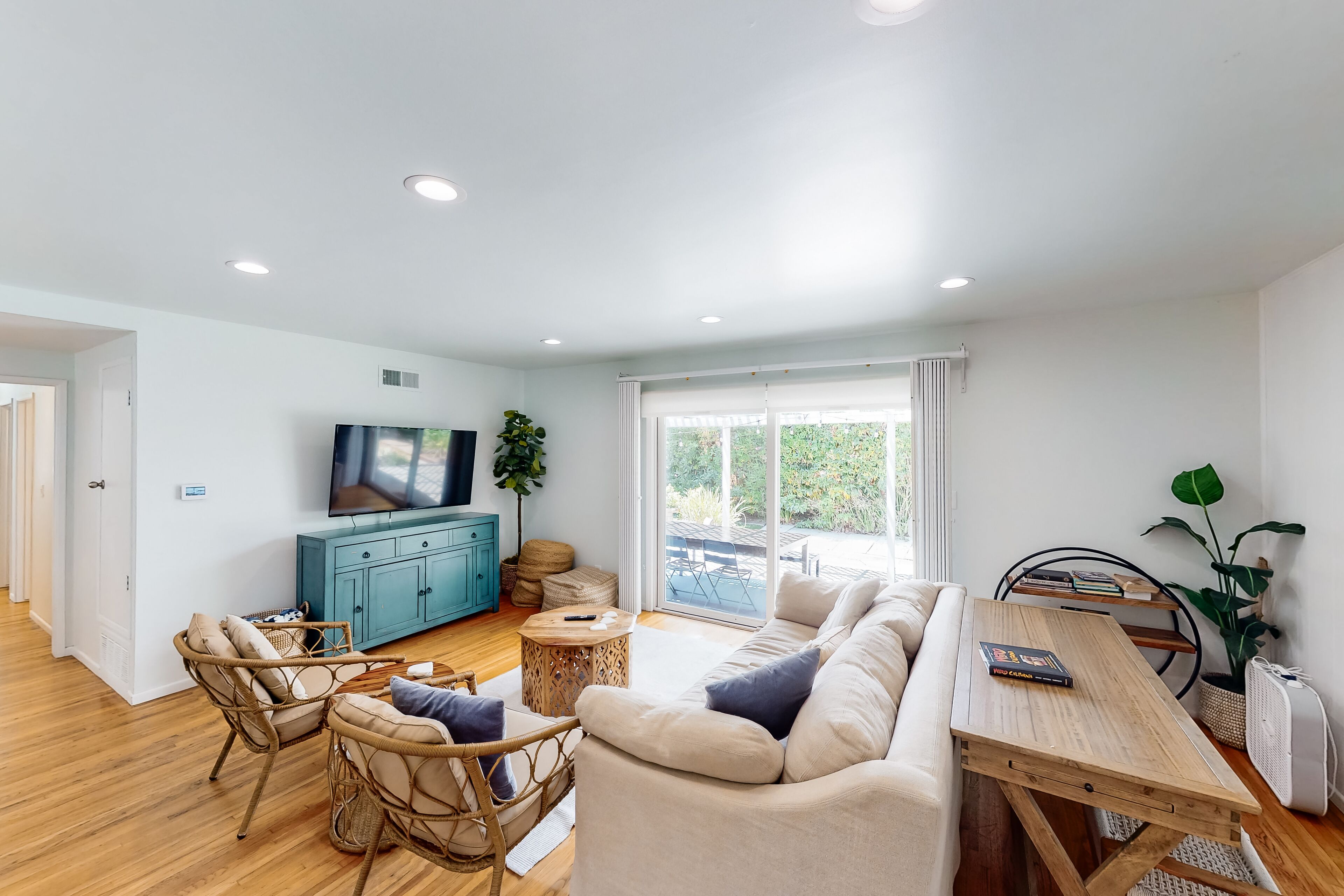 Private coastal getaway with twilit alfresco dining & quiet beach neighborhood
