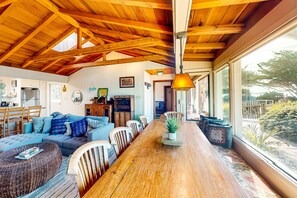 Télévision, cheminée, lecteur de DVD, chaîne hi-fi