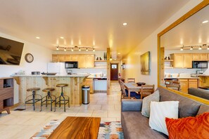 Fernseher, Kamin, Tischfußball, Tischtennisplatte