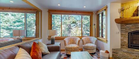 Fernseher, Kamin, Tischfußball, Tischtennisplatte