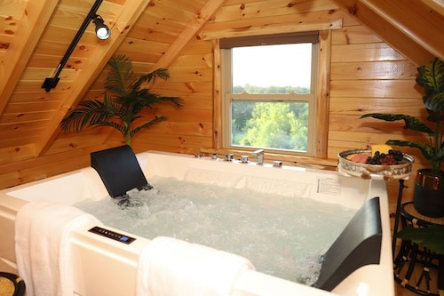 ParadisePeak Hummingbird Cabin with indoor Jacuzzi in the heart of Amish Country