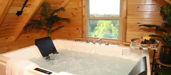 ParadisePeak Hummingbird Cabin with indoor Jacuzzi in the heart of Amish Country