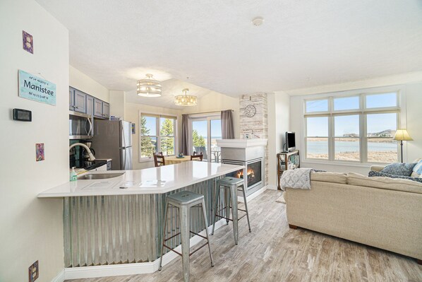 ثلاجة، ميكروويف، فرن، موقد طهي مسطح