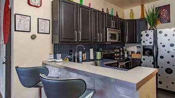 Coffee/tea maker, fridge, microwave, oven