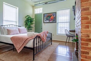 2 室のベッドルーム、デスク、アイロン / アイロン台、WiFi (無料)