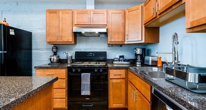 (Two Night Minimum!) Three Oaks Charmer Right In Downtown!