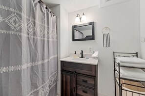 Combined shower/tub, hair dryer, towels, soap - Rustic Mountain Home w Theater Room & Fire Pit, Minutes to SVU, W&L, & VMI (Buena Vista)