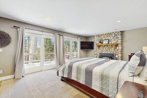 4 habitaciones, escritorio y tabla de planchar con plancha 