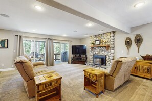 Televisión, chimenea, videojuegos y reproductor de DVD 