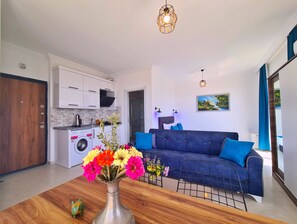 Deluxe Studio, 1 Queen Bed with Sofa bed, Lanai, Sea View | Living area