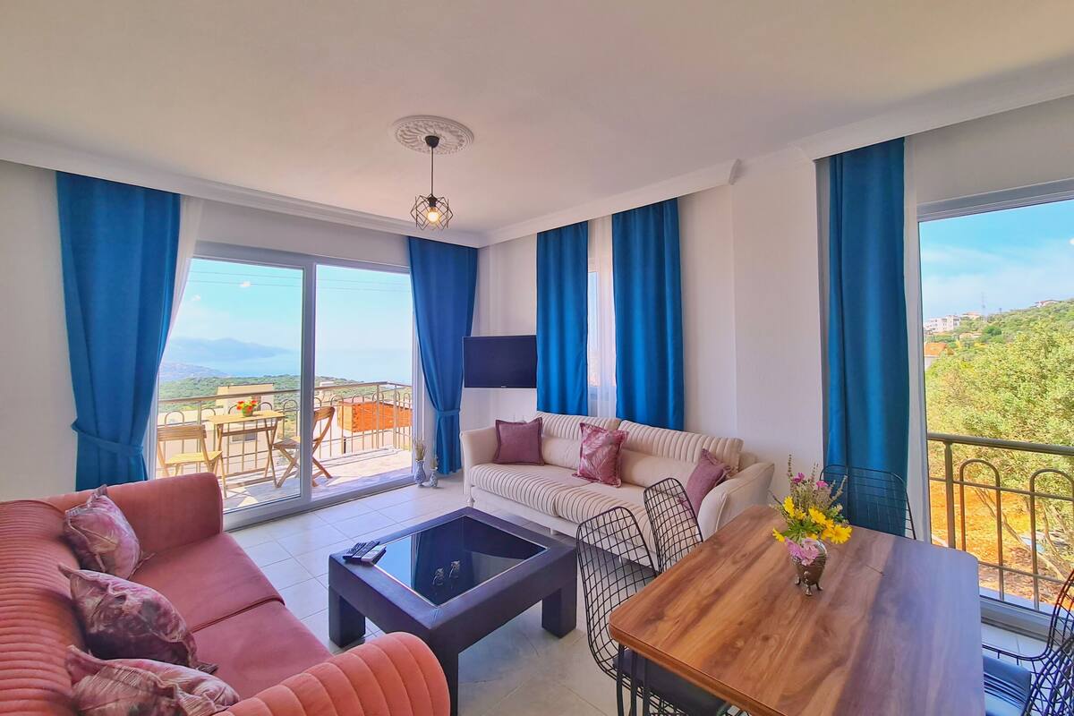 Family Apartment, 2 Bedrooms, Balcony, Sea View | Living area