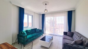 Apartamento família, 2 quartos, sacada, vista para o mar | Área de estar