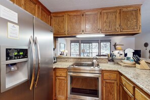 Frigorifero, microonde, forno, piano cottura