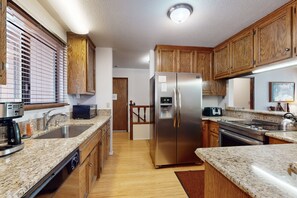 冰箱、微波炉、烤箱、炉灶