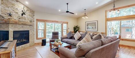 Télévision à écran plat, cheminée